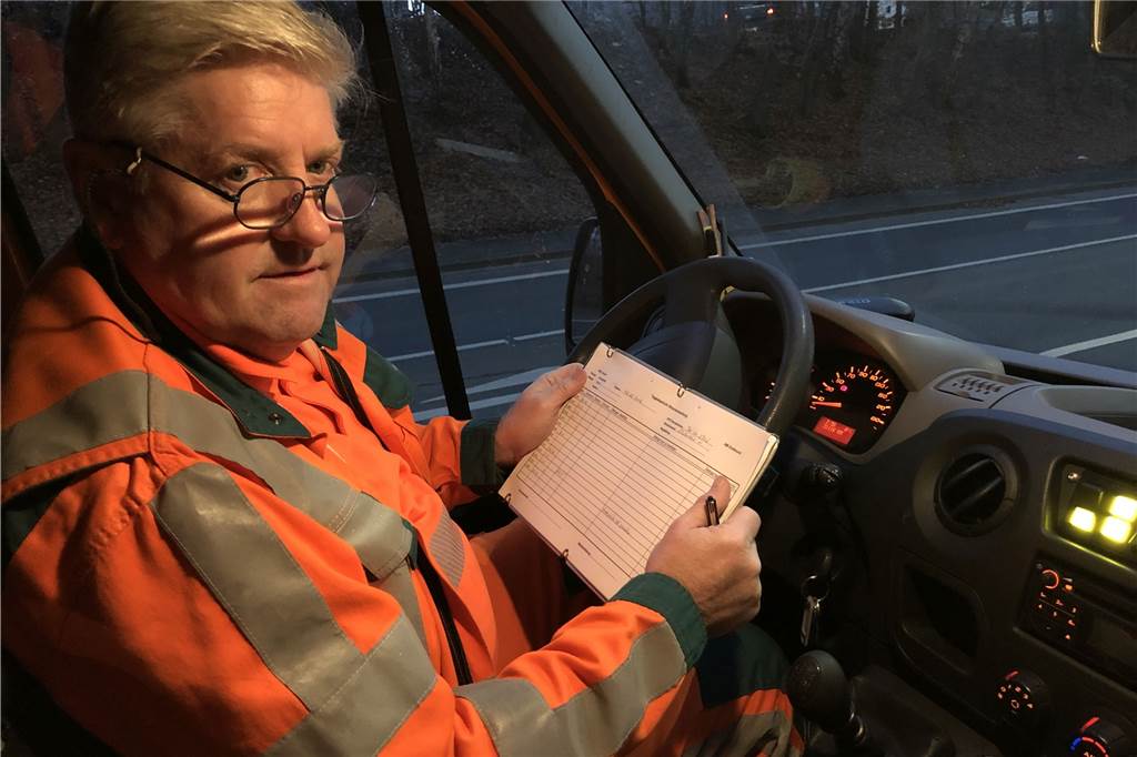 Ein ganzes Berufsleben auf der Straße Im Lkw – in dem es inzwischen deutlich wärmer ist als früher – macht sich der 62-Jährige Notizen zu Reparaturen, die anfallen.
