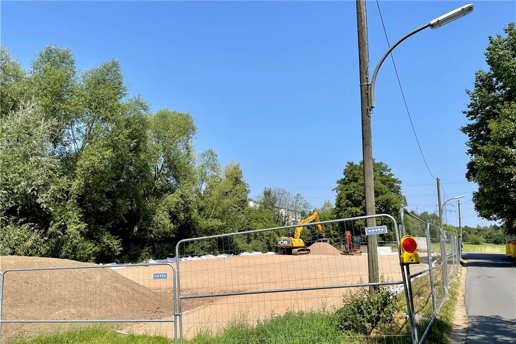Baustelle blockiert Overgünne für 6 Monate: Projektleiter erklärt den Aufwand Im Lohbachtal wurde eine Wiese als Lagerfläche präpariert.