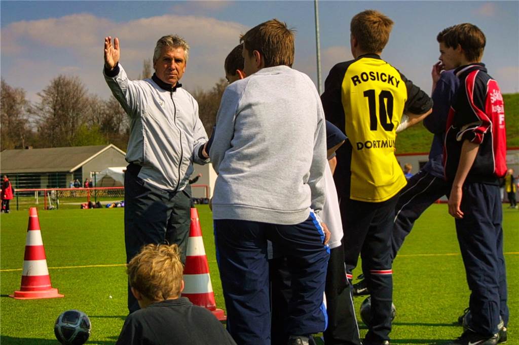 Castrop-Rauxeler Verein trotzt Corona mit einem Fußball-Camp für Kinder Im März 2002 trainierte Klaus Fischer beim SuS Merklinde am Fuchsweg.
