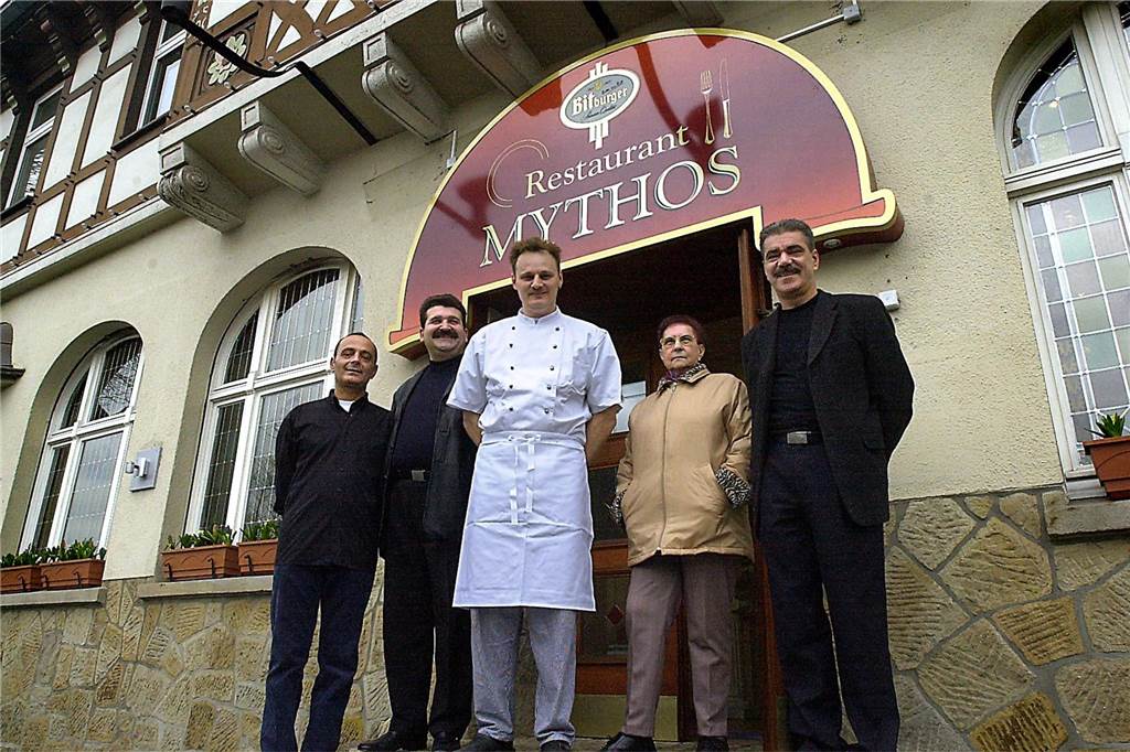 Im März 2005 wurde der Tanzpalast Mythos nach über einem Jahr Renovierungsarbeiten eröffnet. Laut dem damaligen Inhaber Athanasios Nastos und dem Geschäftsführer Thomas Peitos kostete das „eine hohe sechsstellige Summe“.