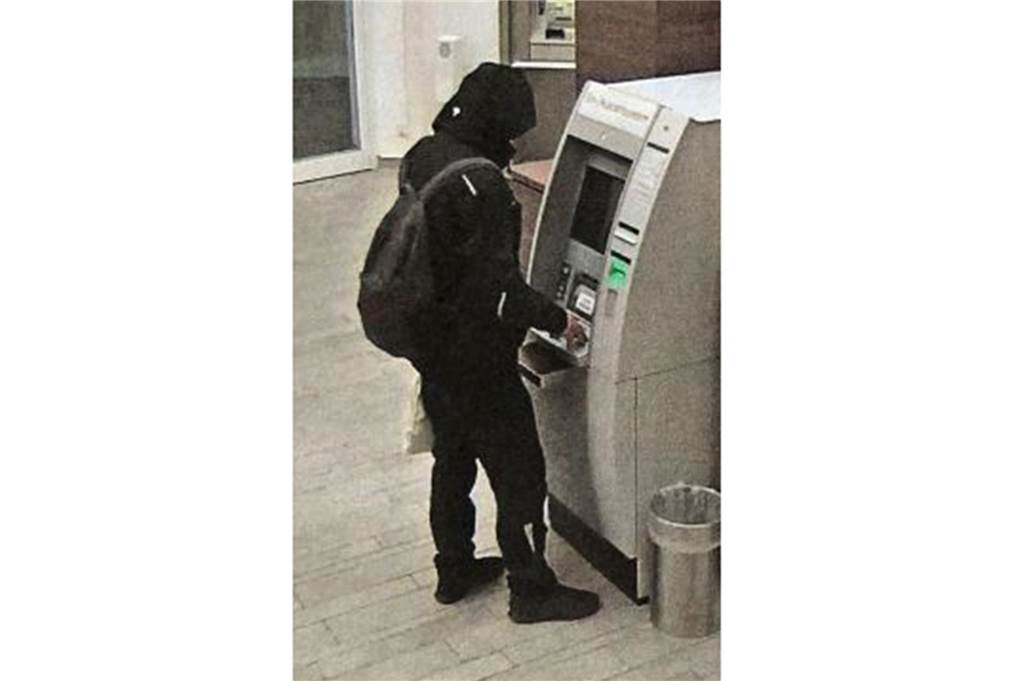 Mann bedient sich an fremdem Konto: Polizei sucht mit Fotos nach ihm Der Tatverdächtige steht am Geldautomaten in der Schwerter Sparkassen-Filiale am Postplatz.