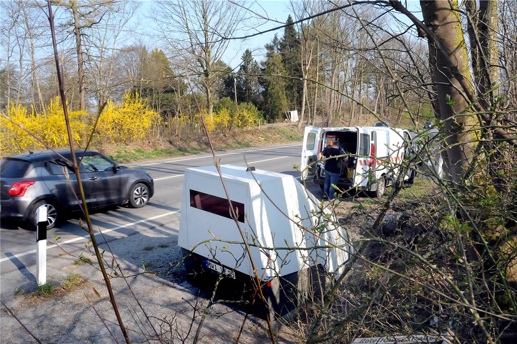 Hier wird’s teuer: An diesen 82 Orten in Schwerte kann der Superblitzer stehen Im März hatte der Superblitzer an der Roten-Haus-Straße in Villigst gestanden, wo Unbekannte das Gerät mit einer Brandattacke außer Gefecht setzen wollten.