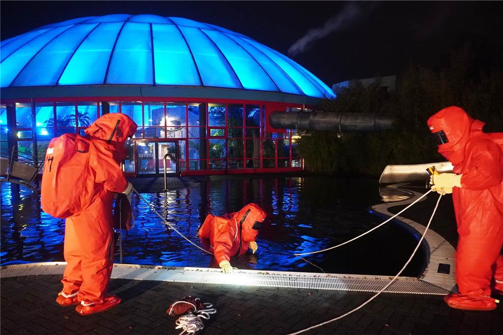 Atlantis in Dorsten eröffnet Außenbereich-Saison Im März nutzten die Einsatzkräfte der Feuerwehr Dorsten das Außenbecken des Atlantis für eine Übung.