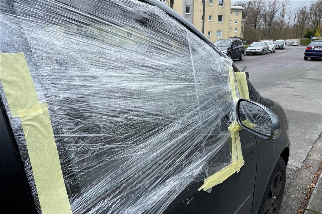 Wieder Autos demoliert: Polizei konnte bereits zwei Männer festnehmen Auto mit eingeschlagener Seitenscheibe im März im Stadtteil Deininghausen
