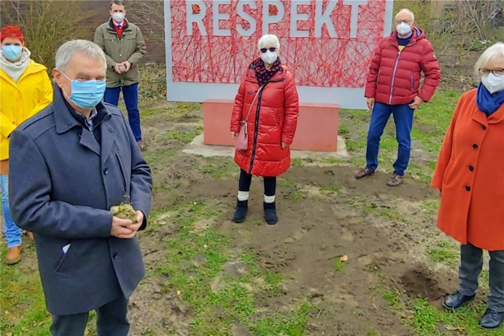 Schmier-Attacke in Dorsten - ausgerechnet auf „Respekt“-Kunstwerk Im März wurde das Kunstwerk enthüllt.