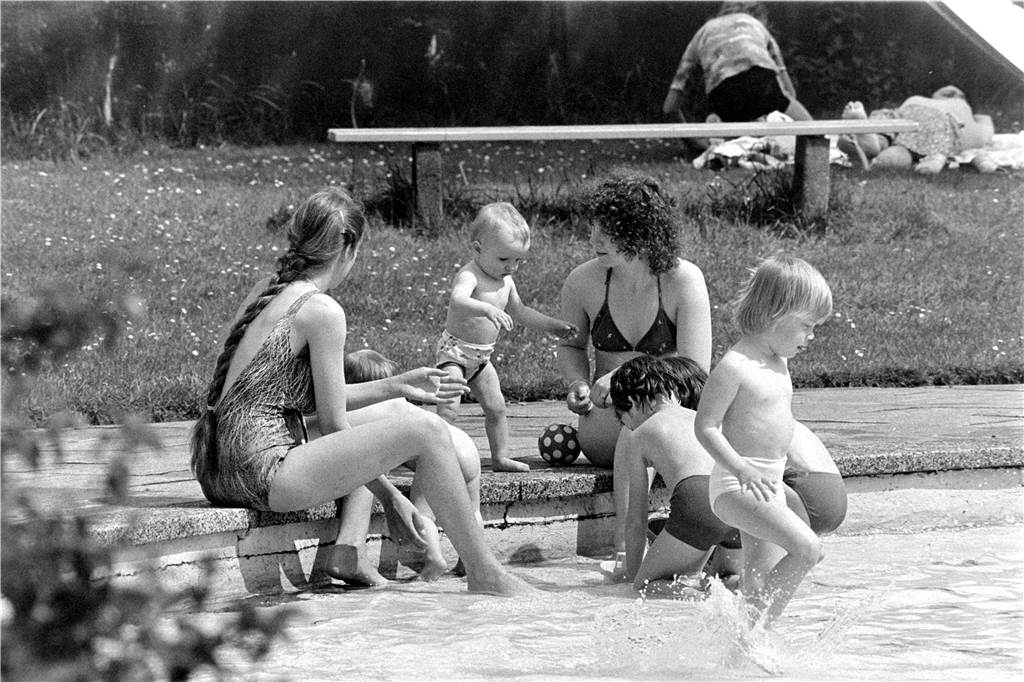 Im Mai 1982 gab es erfrischenden Wasserspaß für Familien im Freibad Mitte - das es mittlerweile nicht mehr gibt.