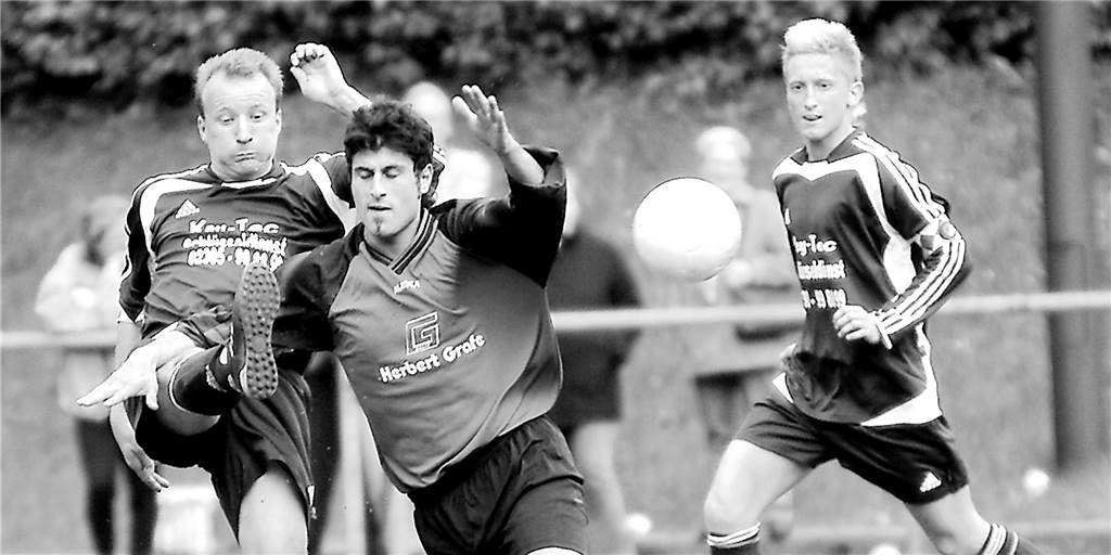 Klub-Chef Janicki jubelte als Blondine 2006 am Meilenstein-Tag des SV Wacker Obercastrop Im Mai 2006 waren die Haare des damaligen Wacker-Aufstiegsspielers und aktuellen Vorsitzenden Martin Janicki (r.) blondiert.
