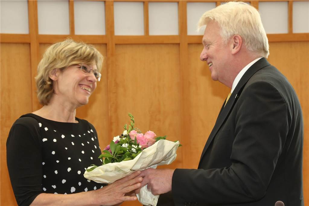 Portrait: Daniela Schneckenburger will für die Grünen nach ganz oben Im Mai 2015 gratuliert Oberbürgermeister Ullrich Sierau Daniela Schneckenburger zu ihre Wahl als Dezernentin der Stadt Dortmund.