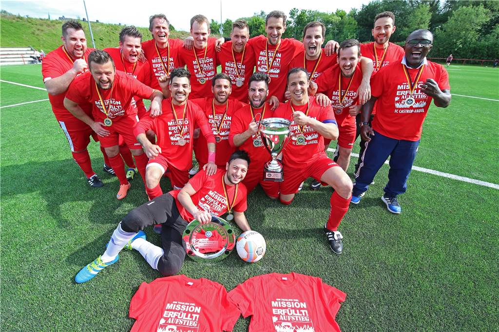 So feiern die Castrop-Rauxeler Erfolgs-Teams 2020 ihre Aufstiege Im Mai 2017 feierten die Kicker des FC Castrop-Rauxel mit Meister-T-Shirts, Medaillen, einem Pokal und einer Meisterschale am Fuchsweg nach einem Duell mit dem VfR Rauxel ihren Aufstieg in die Kreisliga B.
