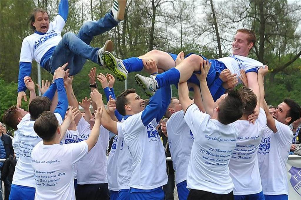 Ein Anruf reichte : Stefan Hoffmann und Michael Wurst sind wieder vereint Im Mai 2017 feierten Michael Wurst (l) und Stefan Hoffmann (r) den Landesliga-Aufstieg mit den Fußballern des FC Frohlinde, die sie hochleben ließen.