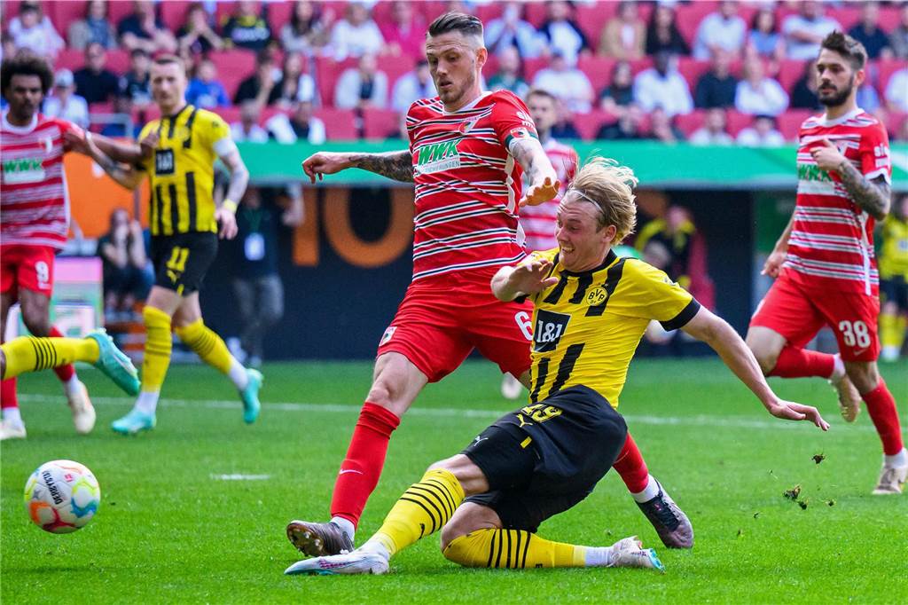Julian Brandt im Zweikampf.