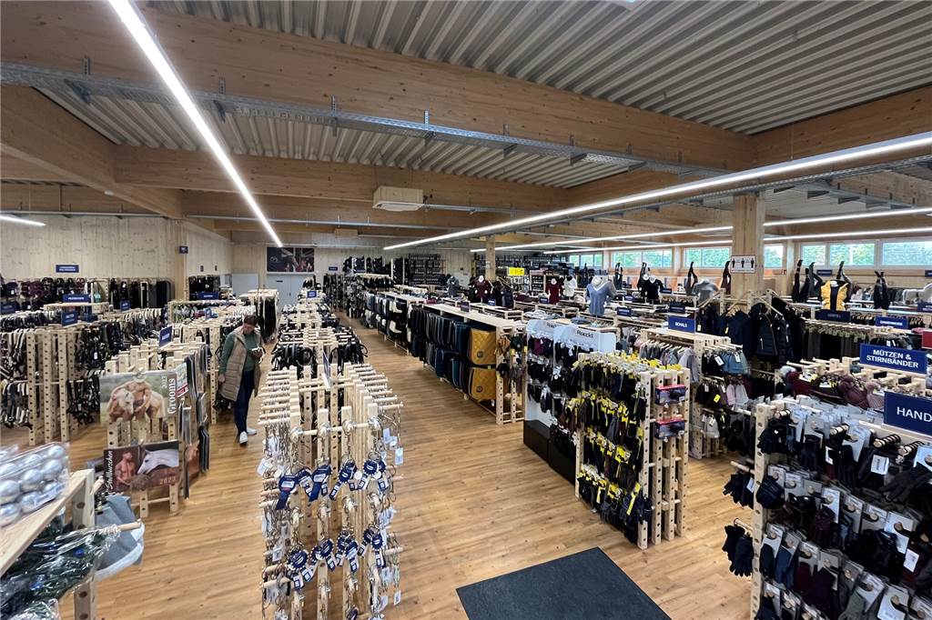 „Krämer Mega Store“ eröffnet in Schermbeck Im "Mega Store" gibt es alles für den Reitsport.