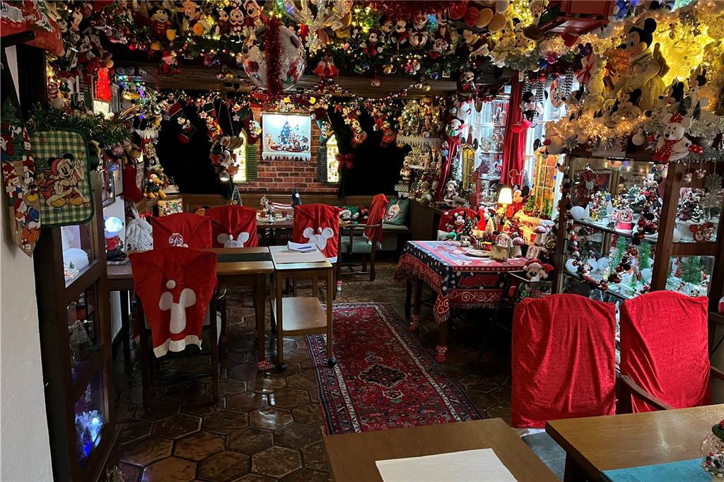 Weihnachtsmann, Mickey und Winnie Pooh: Das finden Gäste der Füchtelner Mühle zu Weihnachten Im Mickey-Mouse-Zimmer verstecken sich unzählige Details.