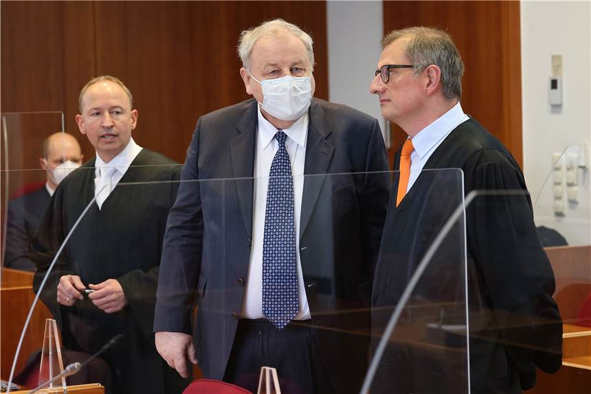 Steuerraub in Milliardenhöhe: Architekt der „Cum-Ex“-Steuerdeals vor Gericht Hanno Berger (M), Angeklagter, steht im Gerichtssaal neben seinen Anwälten Carsten Rubarth (r) und Martin Kretschmer (l).