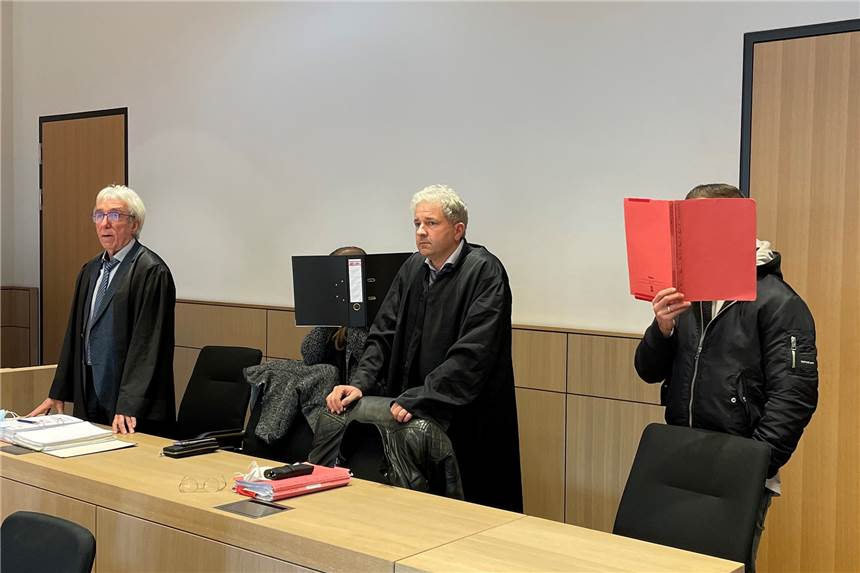 Säuglings-Misshandlung: „Keine Zustimmung“ für sanftes Prozess-Ende Im Misshandlungs-Prozess gegen einen Kindsvater aus Selm-Bork (rechts beim Prozessauftakt) gibt es wohl kein vorzeitiges Prozess-Ende.