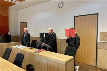 Im Misshandlungs-Prozess gegen einen Kindsvater aus Selm-Bork (rechts, beim Prozessauftakt) wollen die Richter in Kürze die Urteile verkünden.