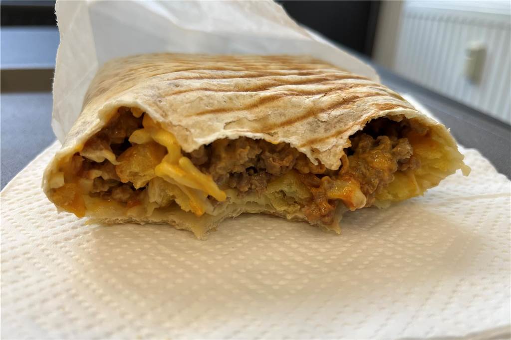 Tacoladen hat an der Lange Straße eröffnet Angebissener French Taco auf einem Tablett.