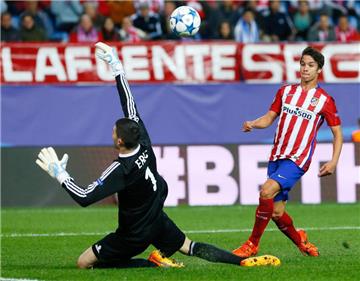 Im Mittelfeld flexibel einsetzbar: Oliver Torres (r.).