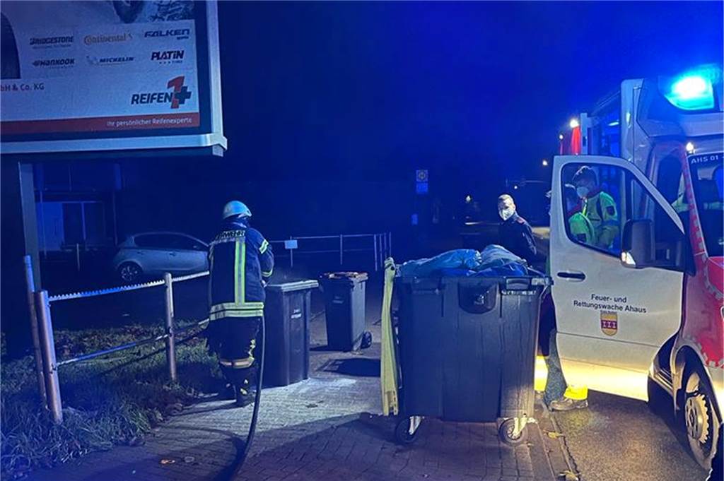 Feuer in Stadtlohn: Mehrere Mülltonnen in Brand - Täter unbekannt Im Mittelpunkt der Löscharbeiten standen gleich mehrere Mülltonnen.
