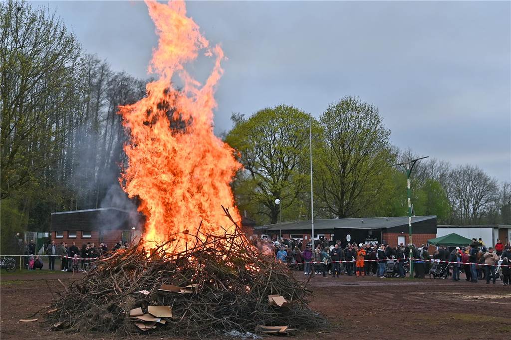 Im Mittelpunkt stand das Osterfeuer, das eine große Anziehungskraft für Jung und Alt hatte. 