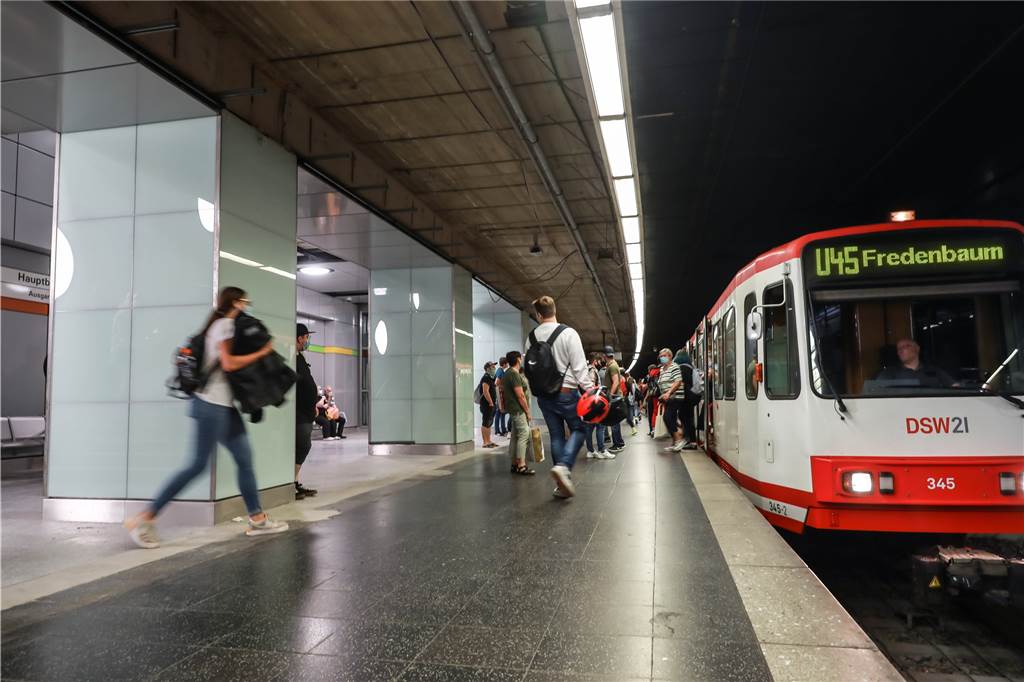 Im mittleren Abschnitt sind die verbreiterten Bahnsteige am Hauptbahnhof schon nutzbar.