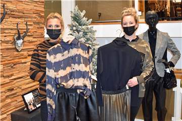 Im Modehaus Heckmann in der Halterner Innenstadt sind die Verkäuferinnen bereits auf die Weihnachtstrends vorbereitet.