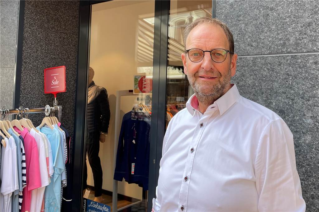 Halterner Kaufleute: „Es braucht keine Vorgaben, um Energie zu sparen“ Im Modehaus van Buer hat man bis heute auf die Werbebeleuchtung verzichtet, sagt Inhaber Günter van Buer