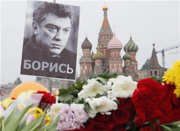 Im Mordfall des 55-jährigen Oppositionspolitikers Boris Nemzow haben russische Ermittler zwei Verdächtige festgenommen.