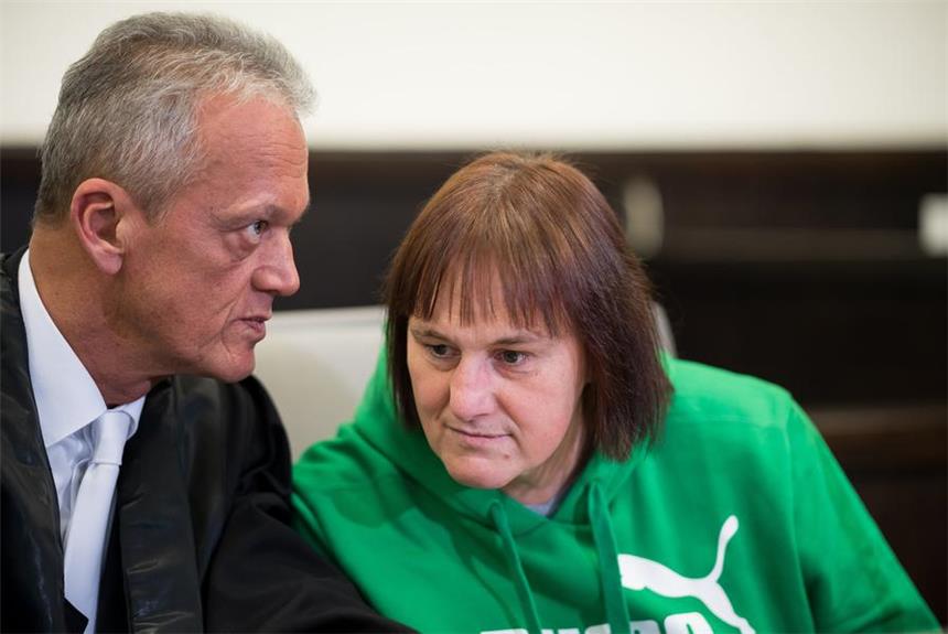 Angeklagte schildert Horror im Haus emotionslos Im Mordprozess um die Misshandlungen mehrerer Frauen in Höxter bespricht sich die Angeklagte Angelika W. (r) mit Ihrem Anwalt Peter Wüller.