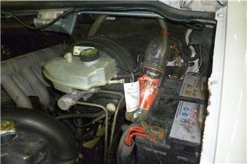 Im Motorraum fing eine PET-Flasche neben der Batterie mit offenen Polen Gase und Treibstoff auf.