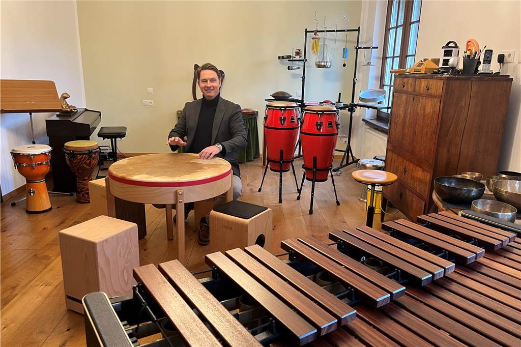 Tagesklinik im Schloss Lembeck geht in den Betrieb Im Musikraum können Patienten ihre Gefühle ausdrücken. Timo Welling probiert das gleich einmal aus.
