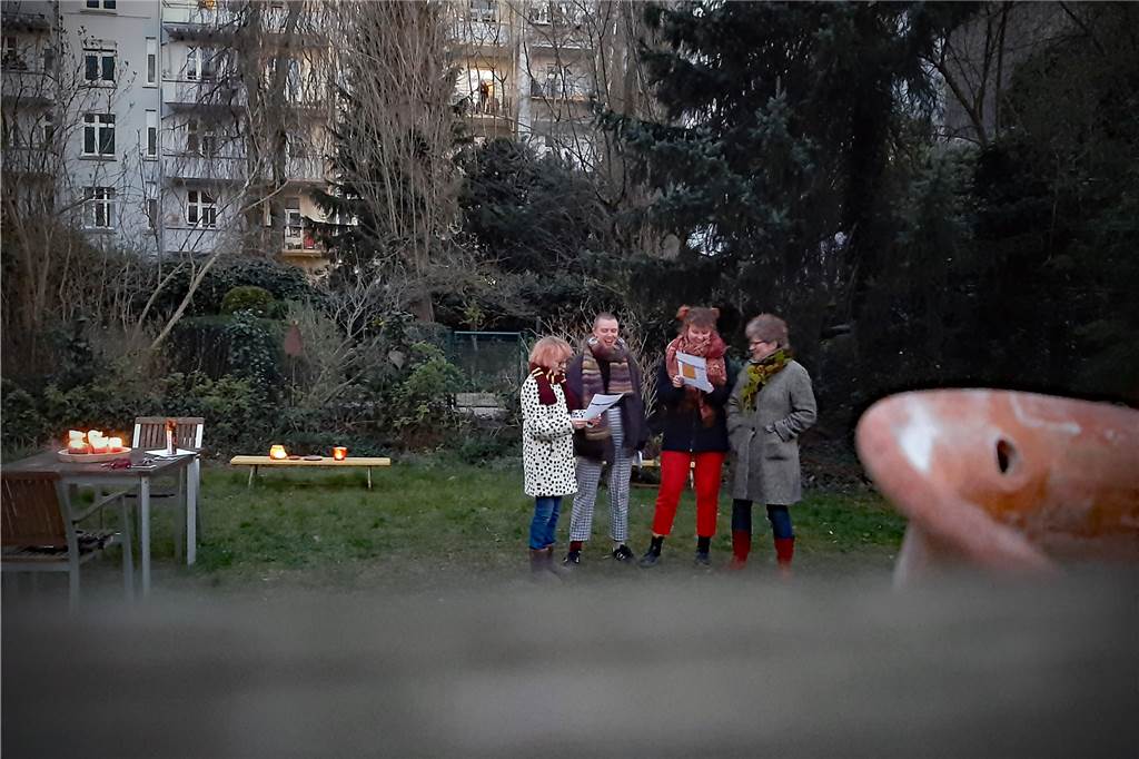 Zusammenhalt in der Coronavirus-Krise: Ein Häuser-Block entdeckt das Singen Im Nachbargarten der Harthans wird auch kräftig mitgesungen.