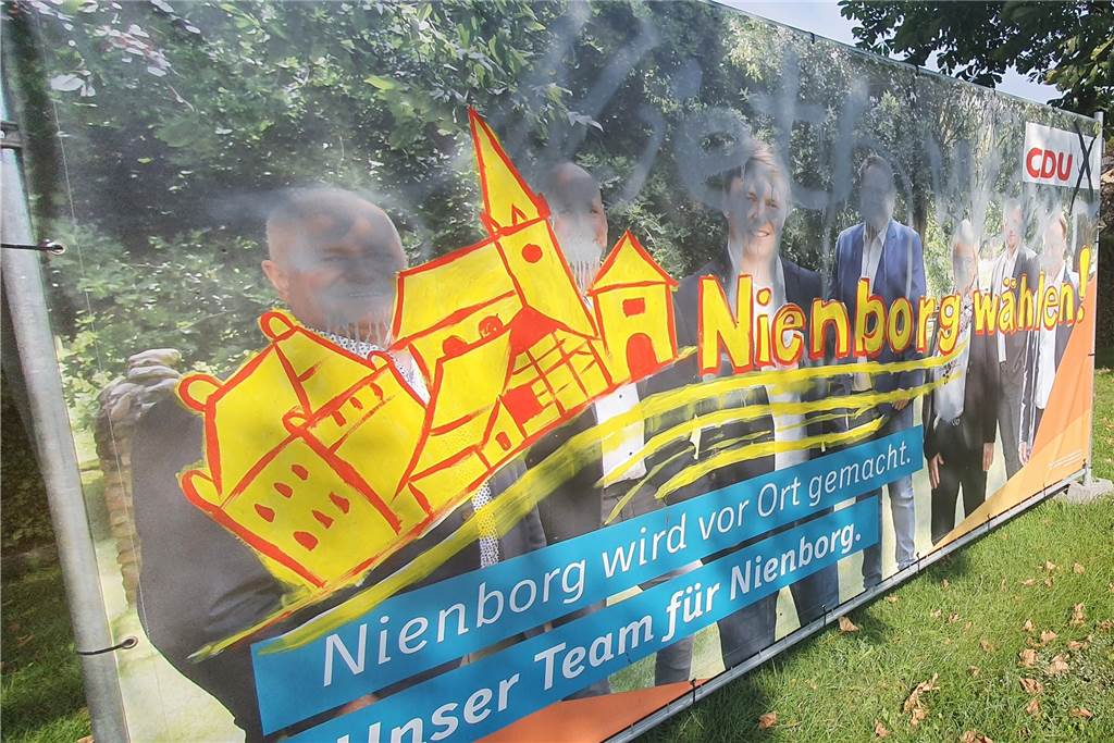 Paukenschlag im Rathaus: Wahlergebnis zerschlägt jahrzehntealte „Tradition“ Im Nachgang ein Bild mit Symbolcharakter: Unbekannte beschmieren das Wahlplakat der CDU in Nienborg. Zwar "rettete" die CDU das Plakat künstlerisch noch, aber es zeigt: Im Ortsteil Nienborg hatte die CDU wenig zu melden. Das Dinkelbündnis dominierte dort.