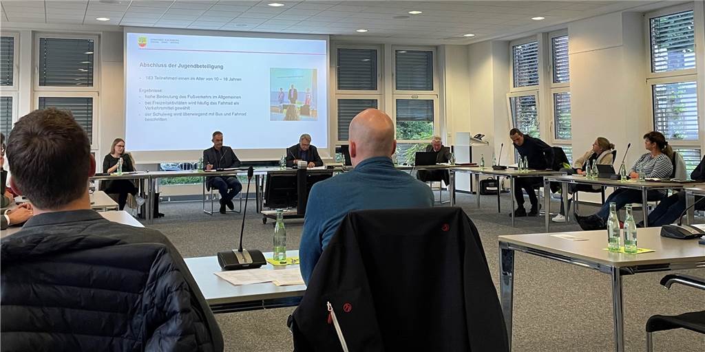 Trotz gestiegener Mehrkosten: Gemeinde Ascheberg führt Olfener Modell weiter Der Ausschuss der Gemeinde Ascheberg sitzt an einer Tafel zusammen.