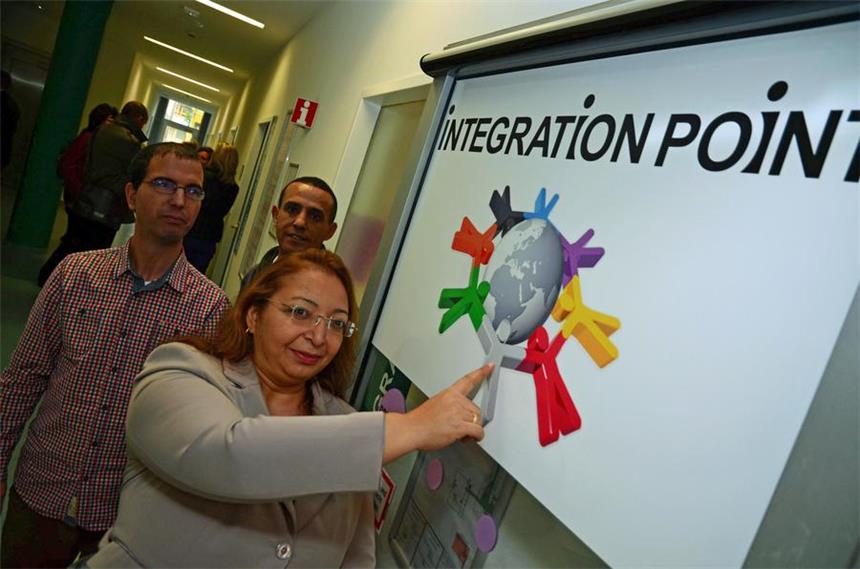 "Integration Point" soll Flüchtlinge in Arbeit bringen Im neuen "Integration Point" der Arbeitsagentur Dortmund sitzen nicht nur Vermittler der Arbeitsagentur, sondern auch des Jobcenters. Zudem gibt es von hier aus einen kurzen Draht zum Ausländer-, Sozial- und Jugendamt der Stadt. Auf dem Bild: Abdelaziz Darkaoui (links), Sevinc Elmaci (vorne) und Ismail Zouani.