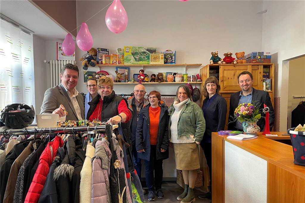 Eröffnung der „Schatztruhe“: Neuer Second-Hand-Laden in der Altstadt Zur Eröffnungsfeier der "Schatztruhe" sind auch Bürgermeister Rajko Kravanja, Vertreter des Innenstadtmanagements und die Vermieter des Geschäfts gekommen. Sie gratulieren Linda Kleist und Heike Neumann zur Eröffnung.