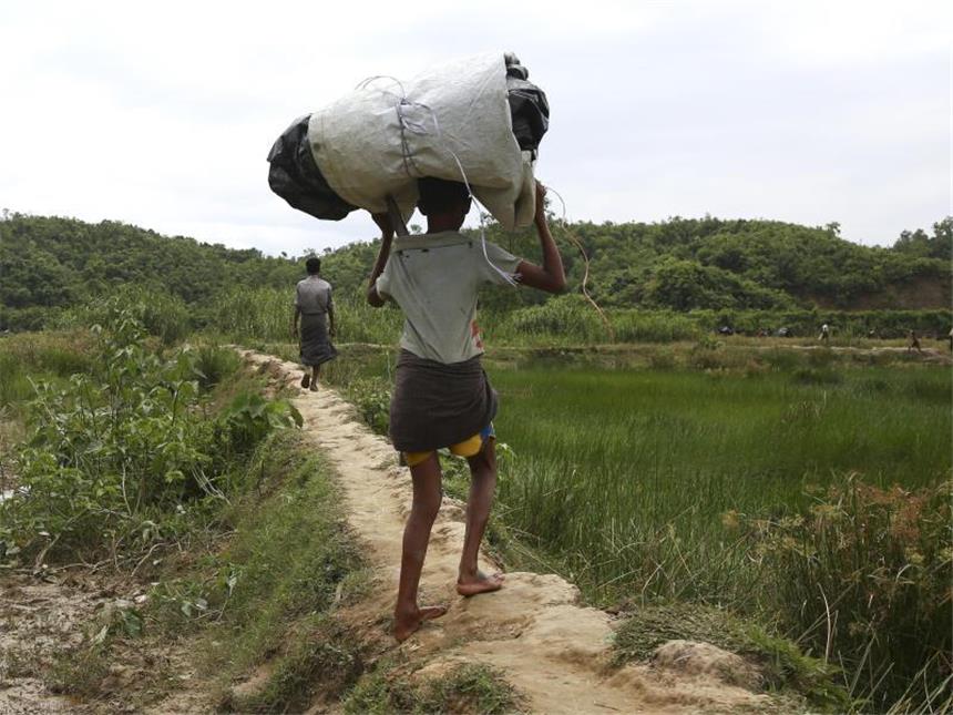 Bangladesch weist aus Myanmar geflohene Rohingyas ab Im Niemandsland zwischen Bangladesch und Myanmar sollen mehrere Tausend Geflüchtete ausharren. Foto: Mushfiq Alam