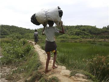 Im Niemandsland zwischen Bangladesch und Myanmar sollen mehrere Tausend Geflüchtete ausharren. Foto: Mushfiq Alam