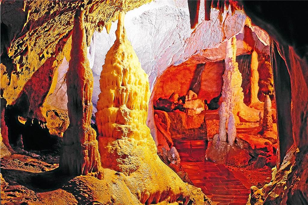 Von Haltern mit dem Zug ans Meer: Ausflugsziele mit dem Deutschlandticket Eine Tropfsteinhöhle ist zu sehen.