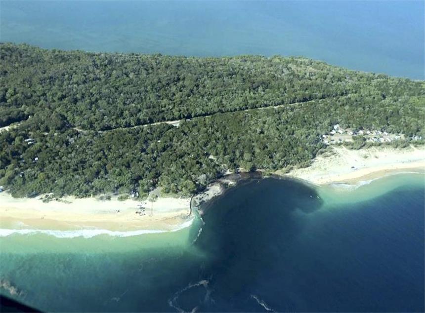 Strand weg - Erde öffnete sich mehrere Meter tief Im Norden des Queensland's Rainbow Beach in Australien fehlt jetzt ein Stück Strand.