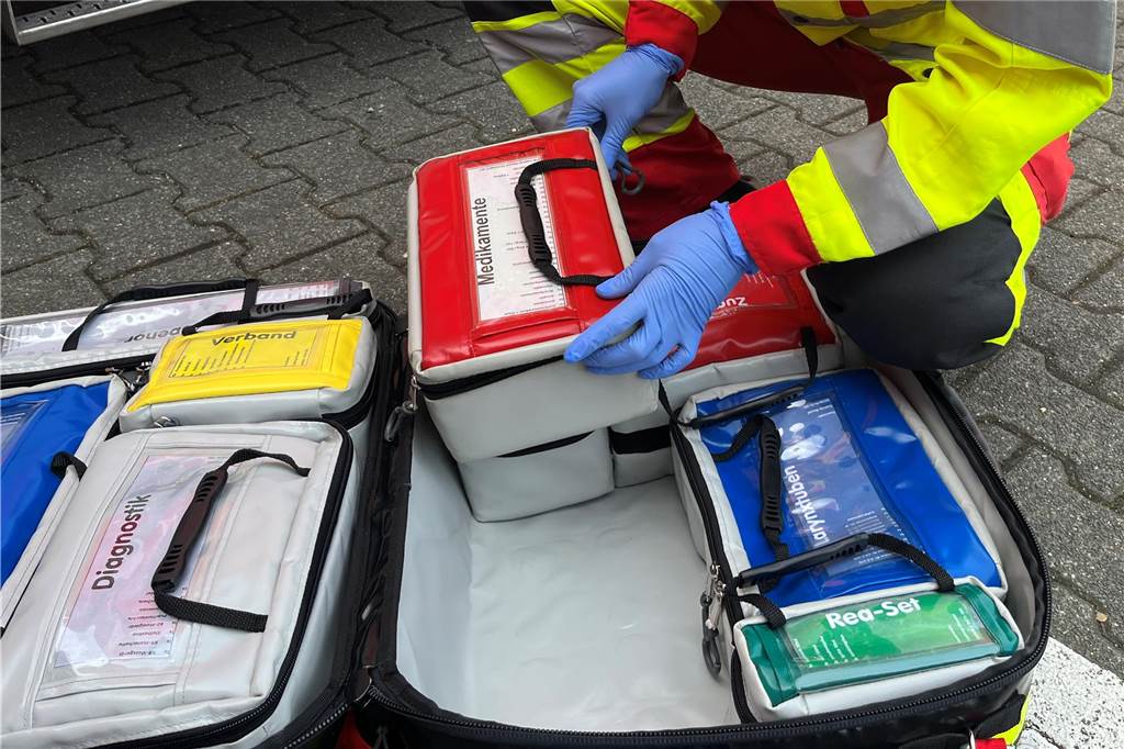 Alyssa Brauckmann ist Notfallsanitäterin: „Das ist hier ein tolles Team“ Eine Tasche mit mehreren kleinen Untertaschen auf denen groß steht „Medikamente“, „Verband“ oder „Diagnostik“.