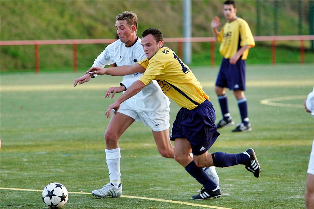 Wacker Obercastrop noch eine kleine Nummer: Derby explodierte - Trainer drohen sich gegenseitig Im November 2005 gewann die Spvg Schwerin (gelbe Hemden) das Bezirksliga-Derby beim SuS Merklinde mit 3:0.