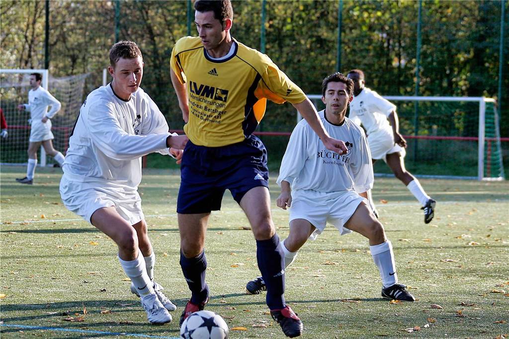Im November 2005 gewann die Spvg Schwerin (gelbe Hemden) das Bezirksliga-Derby beim SuS Merklinde mit 3:0.