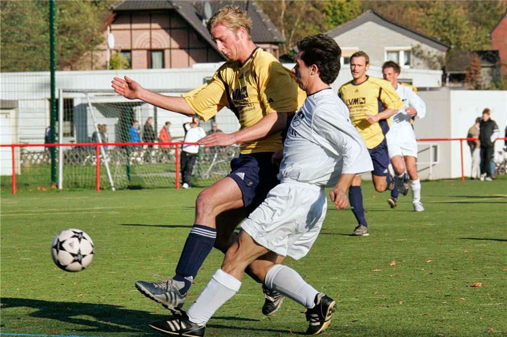 Im November 2005 gewann die Spvg Schwerin (gelbe Hemden) das Bezirksliga-Derby beim SuS Merklinde mit 3:0.