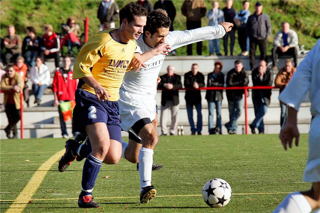 Im November 2005 gewann die Spvg Schwerin (gelbe Hemden) das Bezirksliga-Derby beim SuS Merklinde mit 3:0.