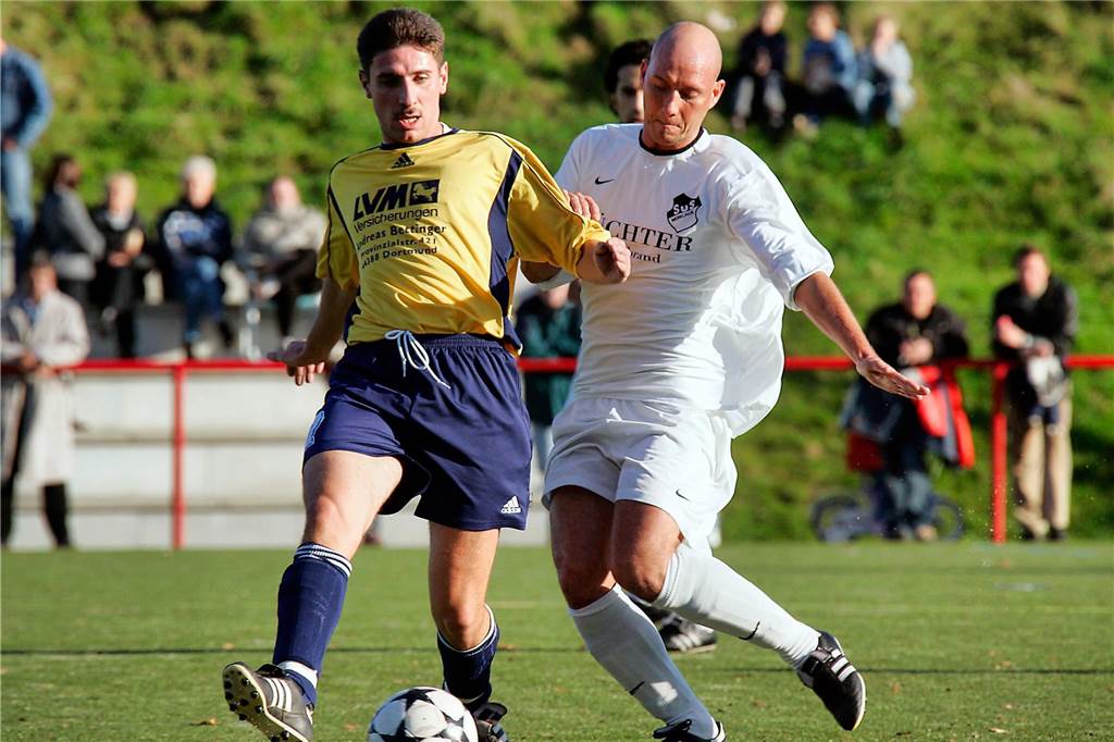 Im November 2005 gewann die Spvg Schwerin (gelbe Hemden) das Bezirksliga-Derby beim SuS Merklinde mit 3:0.
