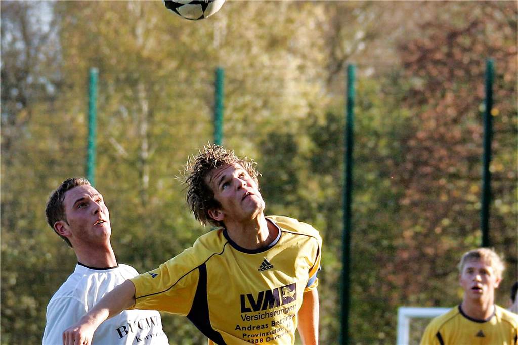 Im November 2005 gewann die Spvg Schwerin (gelbe Hemden) das Bezirksliga-Derby beim SuS Merklinde mit 3:0.