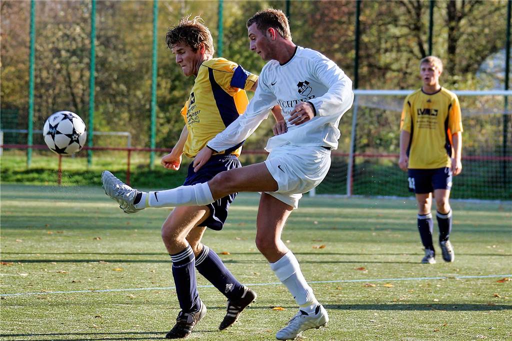 Im November 2005 gewann die Spvg Schwerin (gelbe Hemden) das Bezirksliga-Derby beim SuS Merklinde mit 3:0.