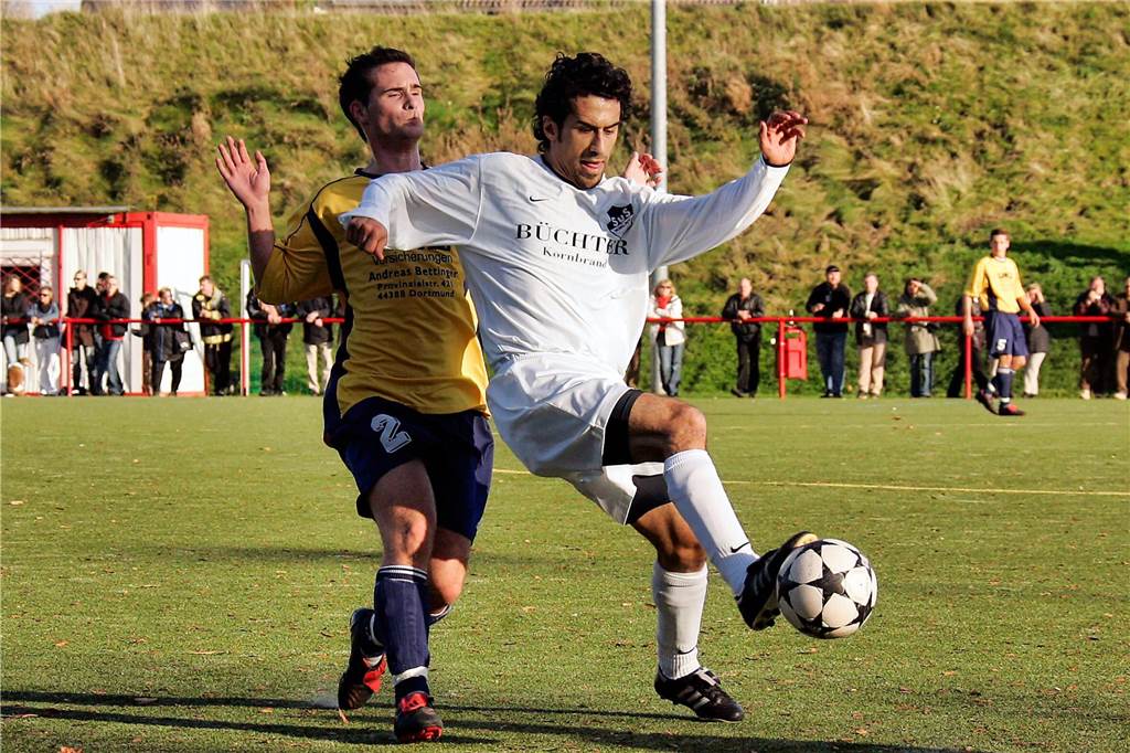 Im November 2005 gewann die Spvg Schwerin (gelbe Hemden) das Bezirksliga-Derby beim SuS Merklinde mit 3:0.