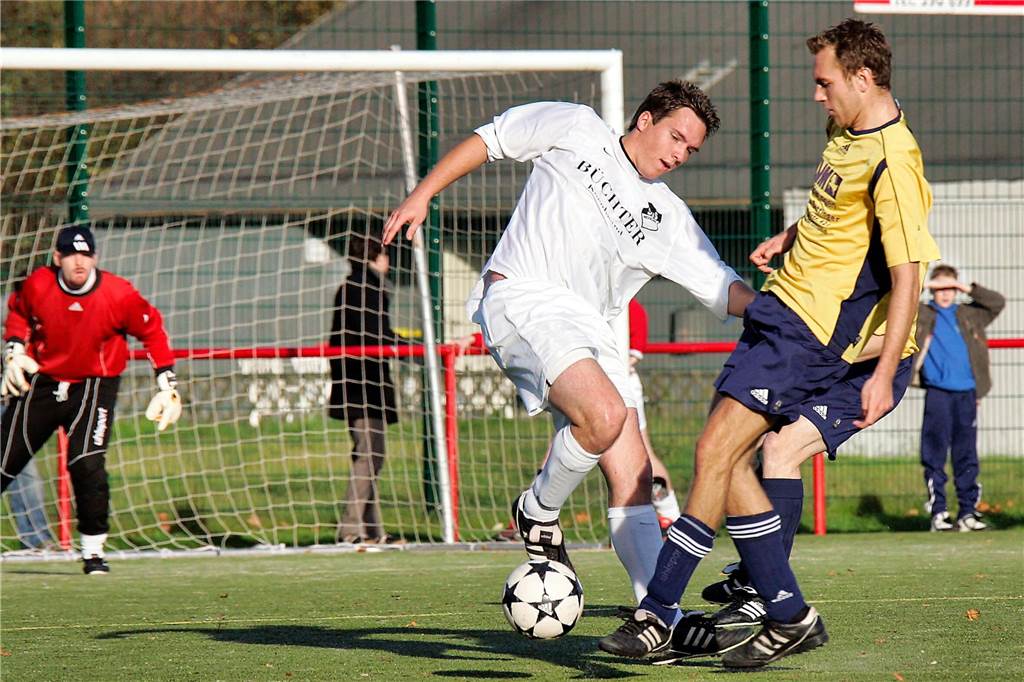 Im November 2005 gewann die Spvg Schwerin (gelbe Hemden) das Bezirksliga-Derby beim SuS Merklinde mit 3:0.